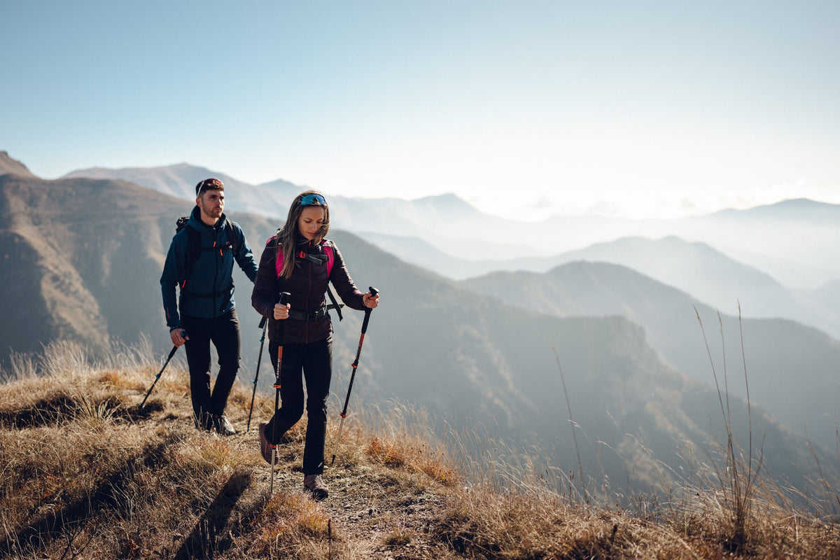 Coppia di escursionisti McKee's su un crinale di montagna in autunno
